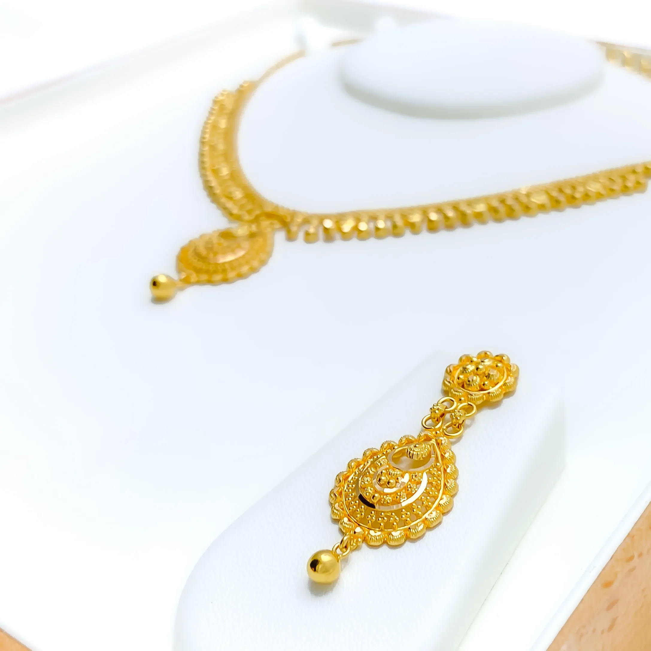 Gorgeous Dapper 22k Gold Dangling Necklace Set