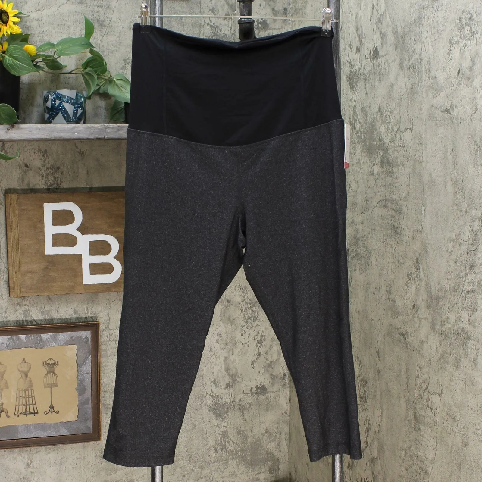 Isabel Maternity by Ingrid & Isabel Crossover Panel Active Capri Leggings