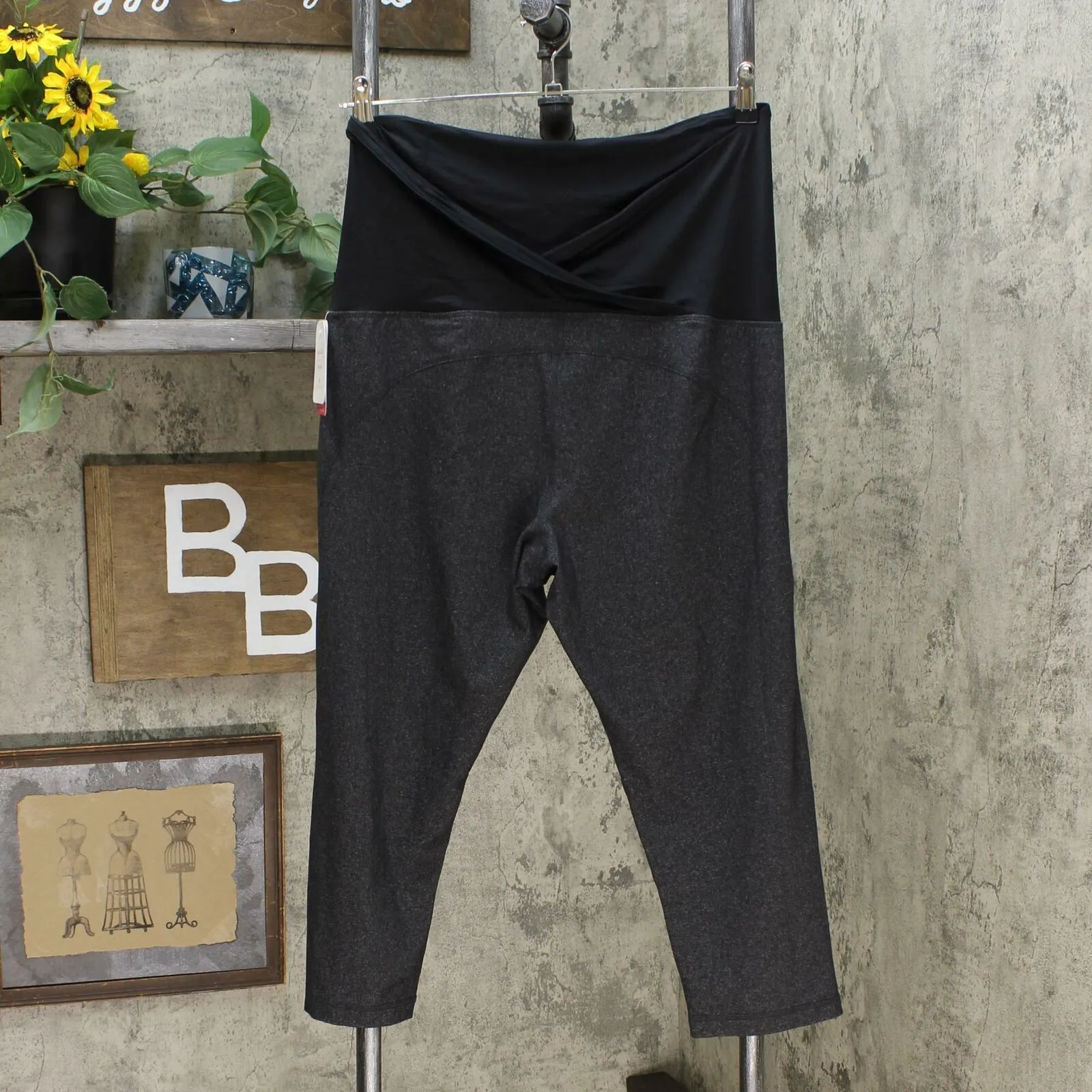 Isabel Maternity by Ingrid & Isabel Crossover Panel Active Capri Leggings